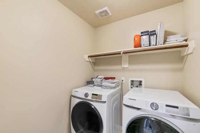 Building Photo - 6222 Skyline Dr