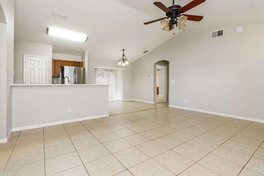 Building Photo - 617 Willow Run St