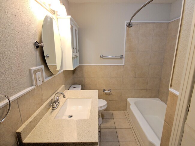 Building Photo - 128 7th Ave N