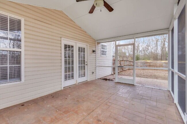 Building Photo - Spacious 4BR Home w/ Screened Porch, Fenced Yard & Great Location