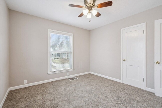 Building Photo - 632 34th St SE