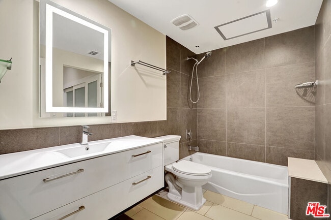 Building Photo - 939 S Broadway