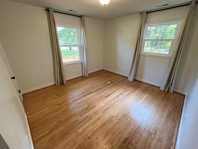 Building Photo - Gorgeous 3 bedroom, 2 bathroom brick home ...