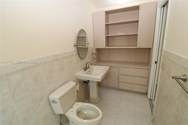 Building Photo - 230 SW 30th Ave