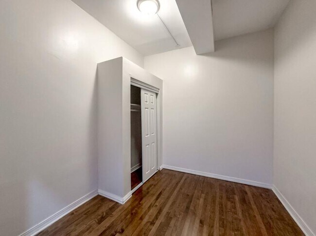Building Photo - 4 bedroom in Chicago IL 60657