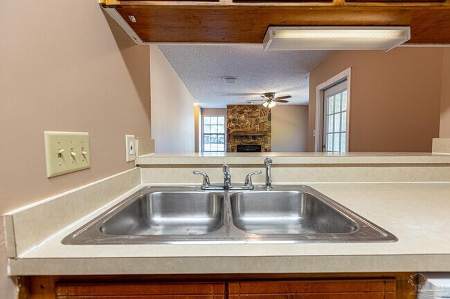 Building Photo - 6242 Ridgegate Cir