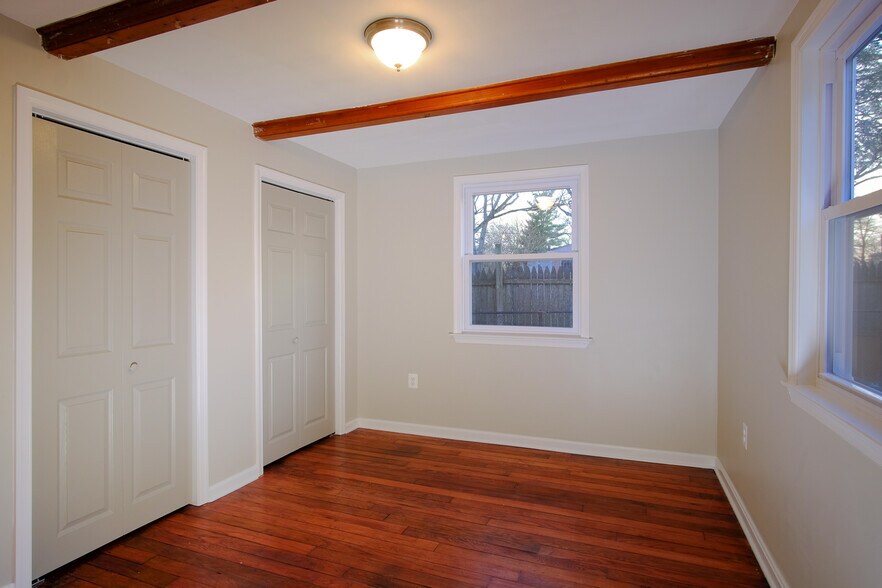 Building Photo - 493 Riverside Dr
