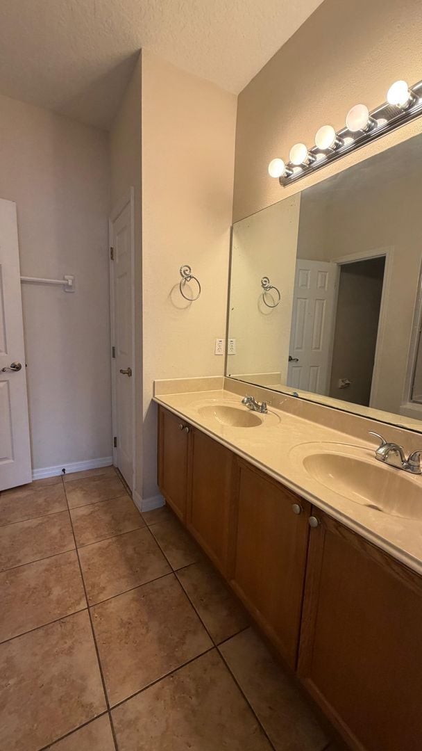 Building Photo - Beautiful 2 bed & 2.5 bath townhome