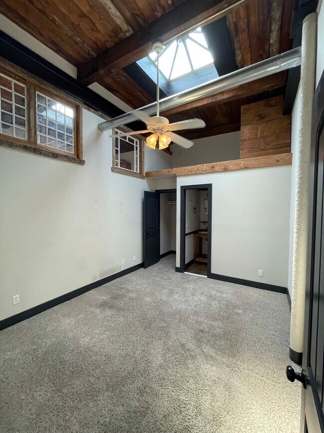 Building Photo - 1/2 off 1 month-Charming Industrial 4 Bedroom/4 Bathroom Apartment in Pigtown, MD!