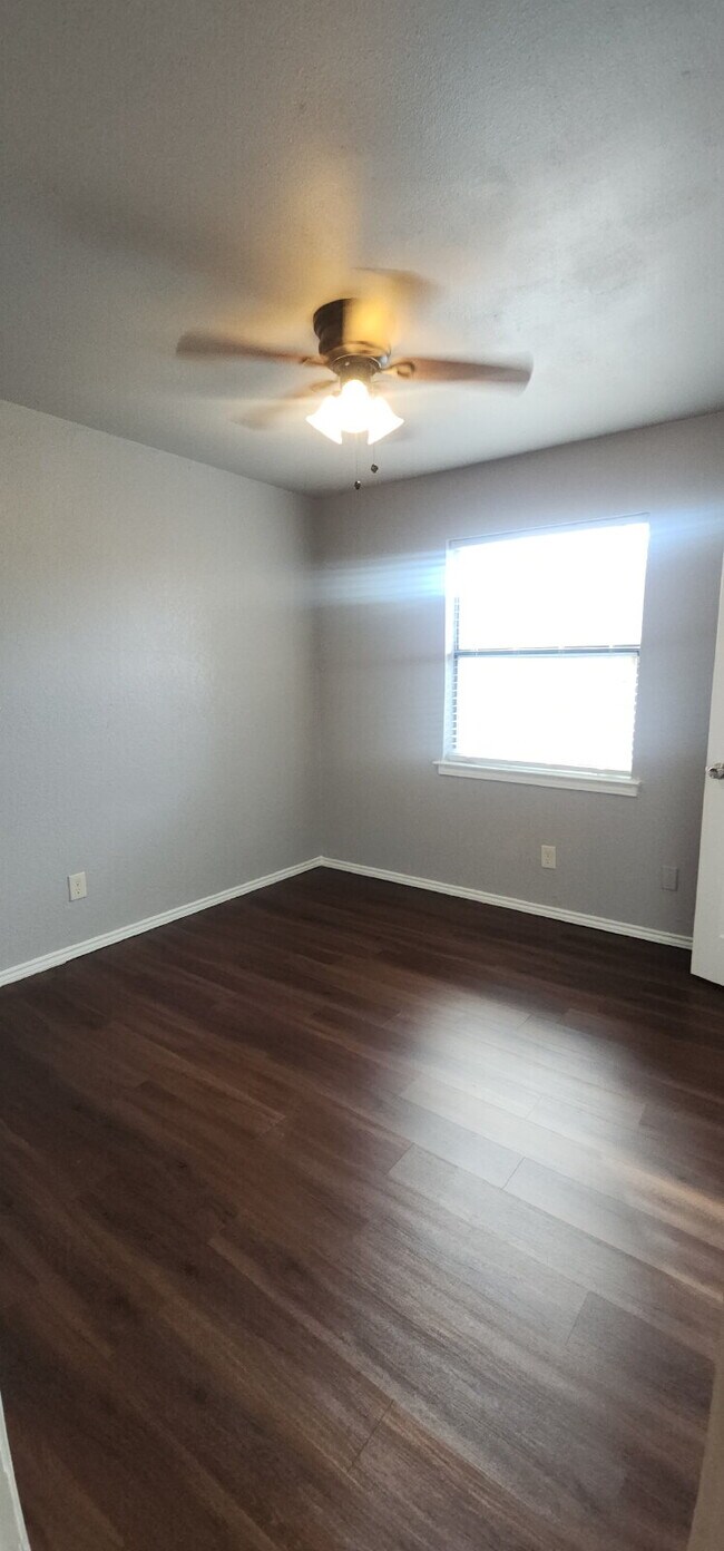 Building Photo - Charming 2 Bed/ 1 Bath Duplex with a Garag...