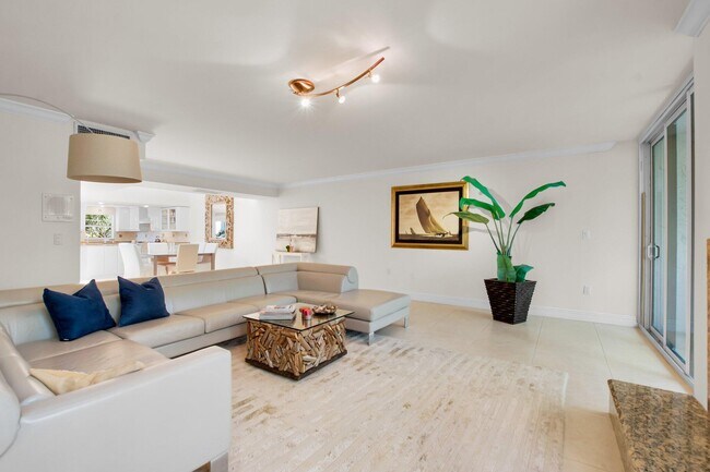 Building Photo - 1222 Hillsboro Mile