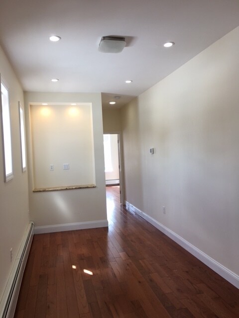 Building Photo - 42 Beacon Ave