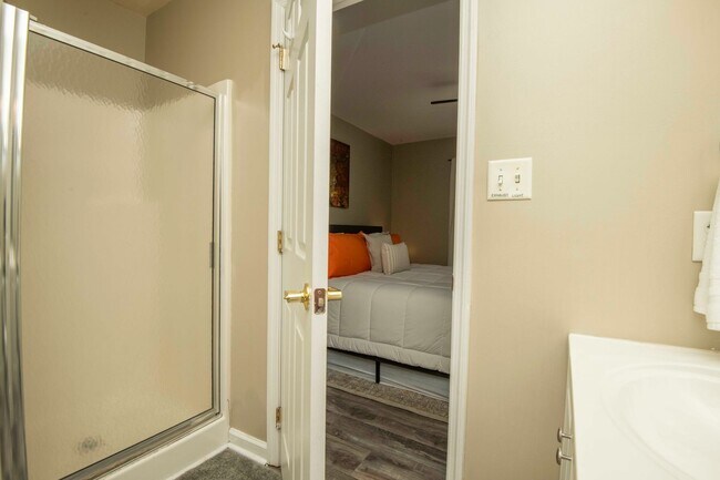 Building Photo - Knoxville 37916 - 3 bedroom, 2 bath condo in UT area, Short term rental considered @ $3400 a mont...