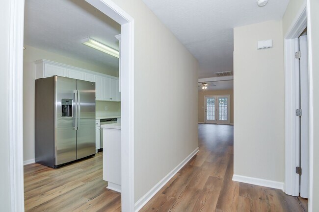 Building Photo - Updated 2 Bed 2 Bath Townhouse!