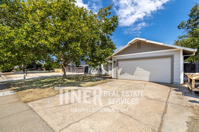 Building Photo - East Lincoln 3 Bedroom Home