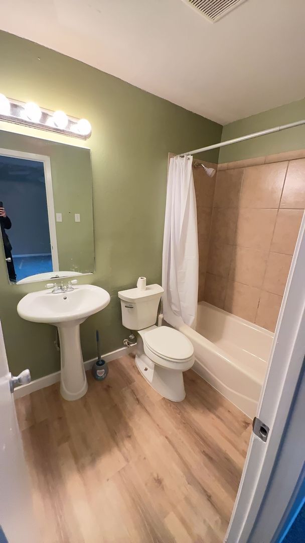 Building Photo - Renovated 3-bedroom 2-bathroom house! HOUSING ACCEPTED!