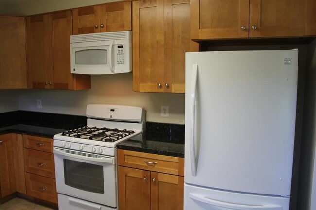 Building Photo - 605 W Maple Ave