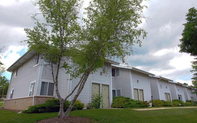 Building Photo - Willow Pond