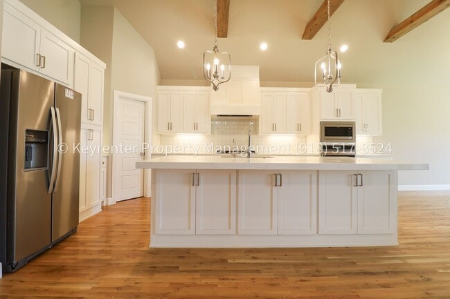 Building Photo - COMING SOON! Marvelous and Modern 3 Bed/ 3.5 Bath Home in South Broken Arrow!