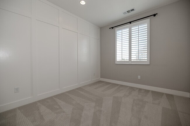 Building Photo - 196 E Main Ave