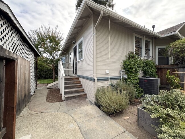 Building Photo - Charming Craftsman Style Home for Rent in ...
