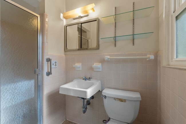 Building Photo - Charming 3-bedroom, 2-bath traditional home situated less than two miles from Clemson University!