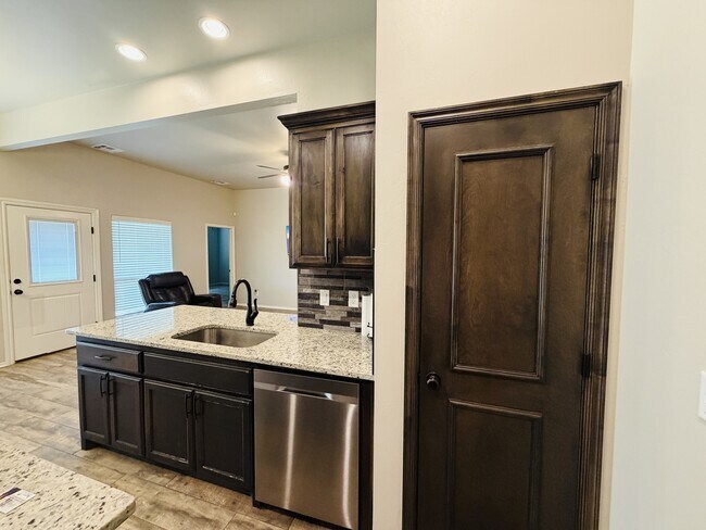 Building Photo - 465 Maple Dr