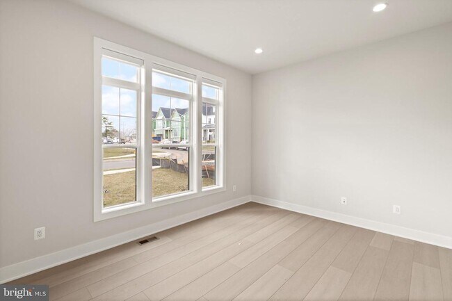 Building Photo - 857 N Manchester St