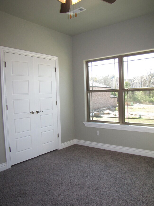 Building Photo - Upscale 4 Bed, 2.5 Bath Available in Fayetteville!
