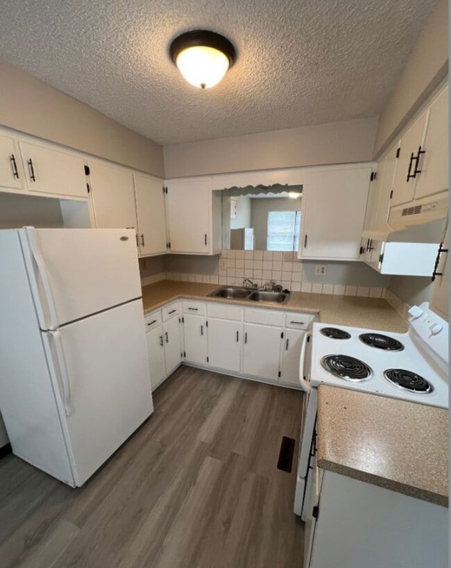 Building Photo - 2 Bedroom Duplex with Bonus Space – Perfec...