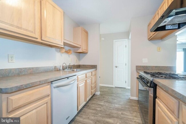 Building Photo - 600 Waters Edge Dr