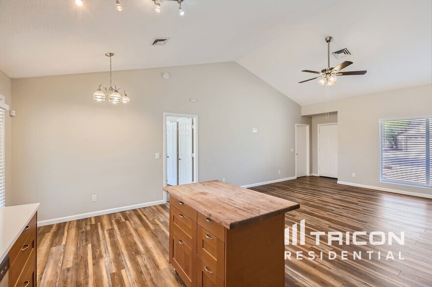 Building Photo - 673 E Estrella Dr