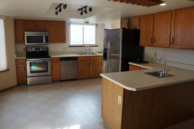 Building Photo - 7565 Hickorywood Dr