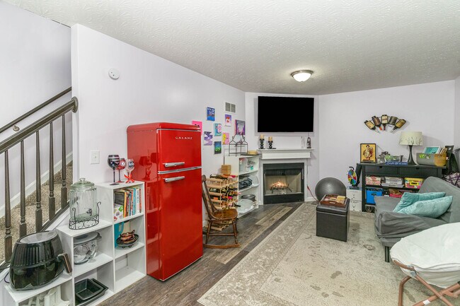 Building Photo - 1071 Stratford Ct