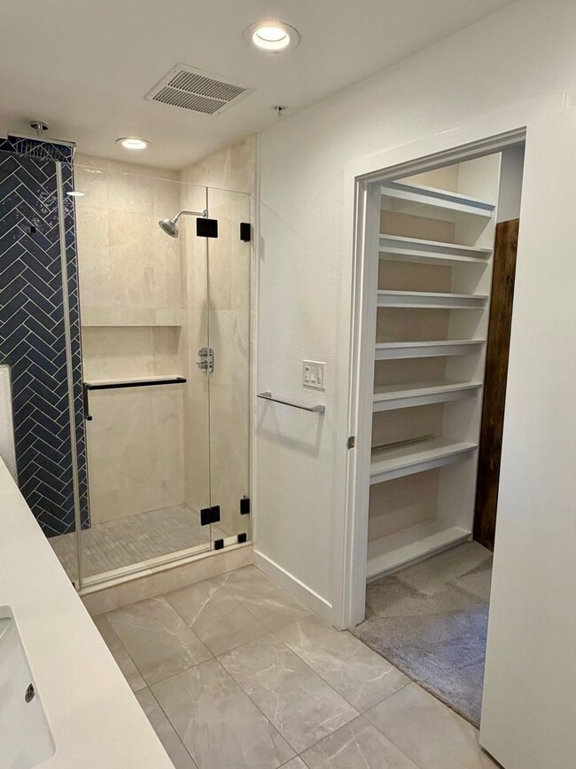 Building Photo - Corner Unit With Views