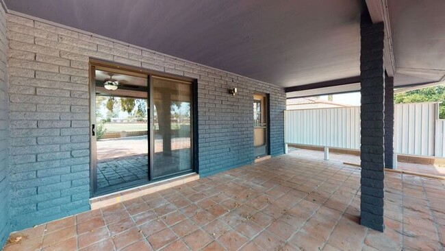 Building Photo - 3 bedroom 2 bath home situated on the Golf...