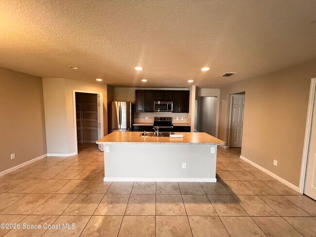 Building Photo - 563 Corbin Cir SW