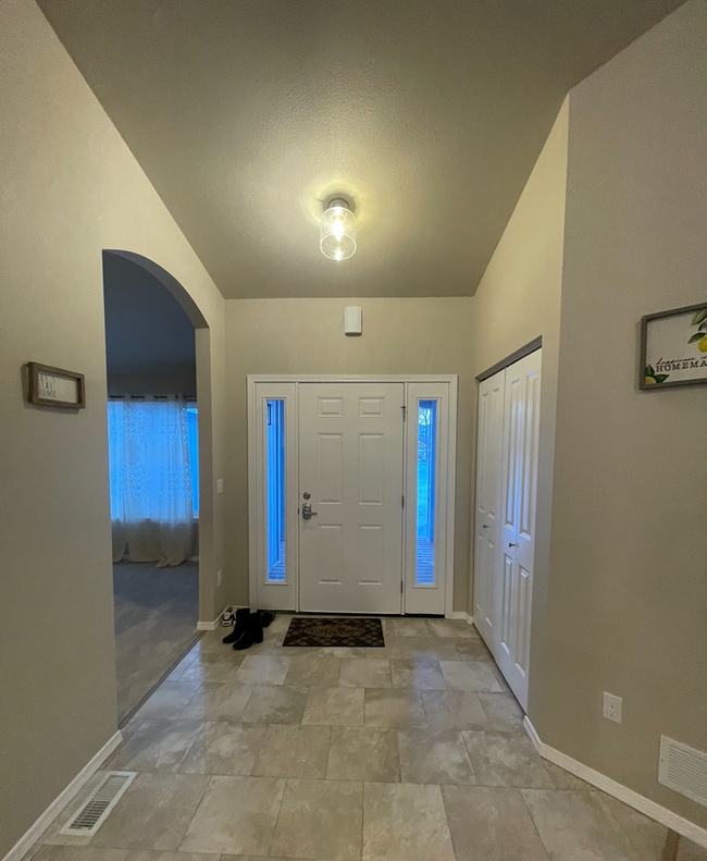 Building Photo - Spacious 3 bedroom/2 bathroom/2 car garage Ranch style home in Palmer with Soaring ceilings and m...