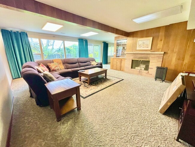 Building Photo - Charming lower level of home