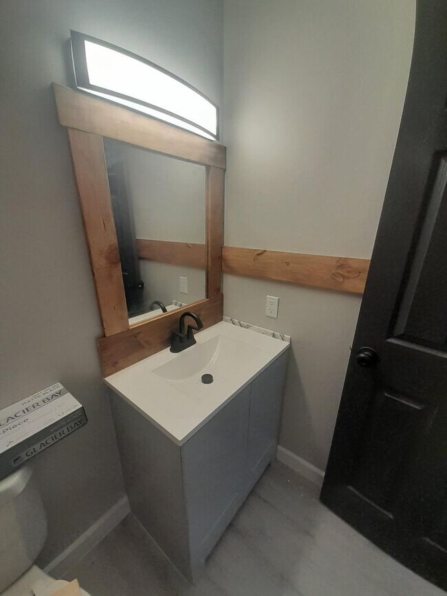 Building Photo - 2 Bedroom , 1 Bathroom Apartment!