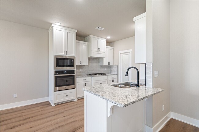 Building Photo - 7006 SW Orange Ave