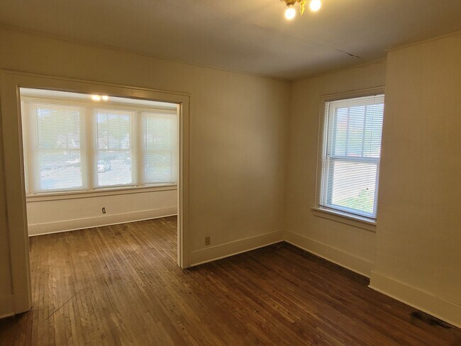 Building Photo - Charming home DOWNTOWN, steps from Columbia College