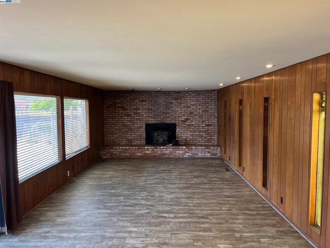 Building Photo - 14533 Acacia St