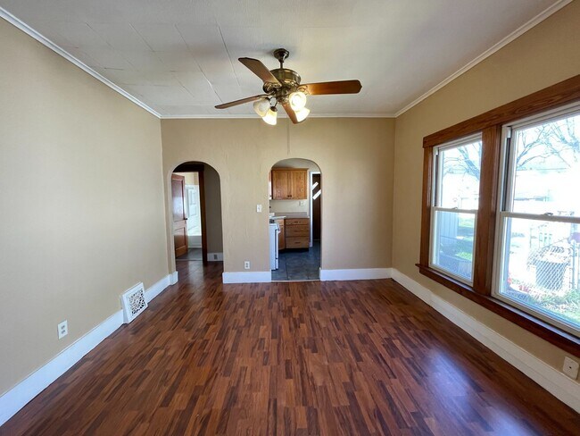 Building Photo - 2 Bed/ 1 Bath with Garage