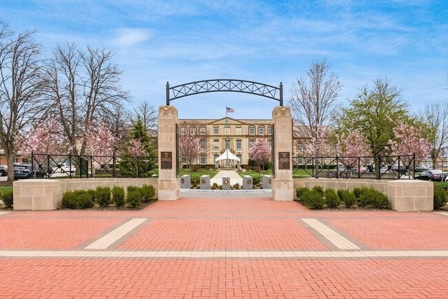 Building Photo - Spacious 4BR Home with Finished Lower Level & Fenced Yard in Upper Arlington
