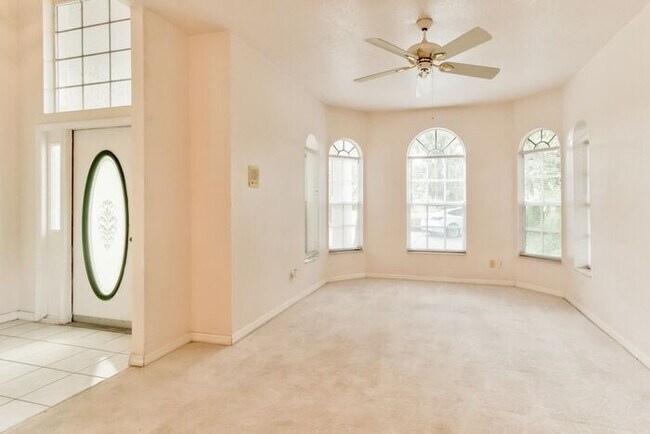 Building Photo - Beautiful Lake front home in West Kissimmee