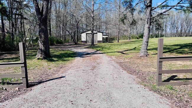 Building Photo - 565 Schaeffer Loop