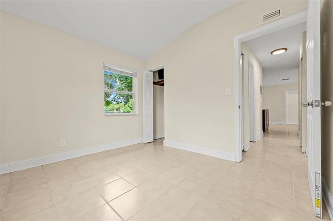 Building Photo - 1524 NW 18th Ct