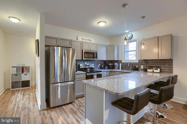 Building Photo - 409 7th St