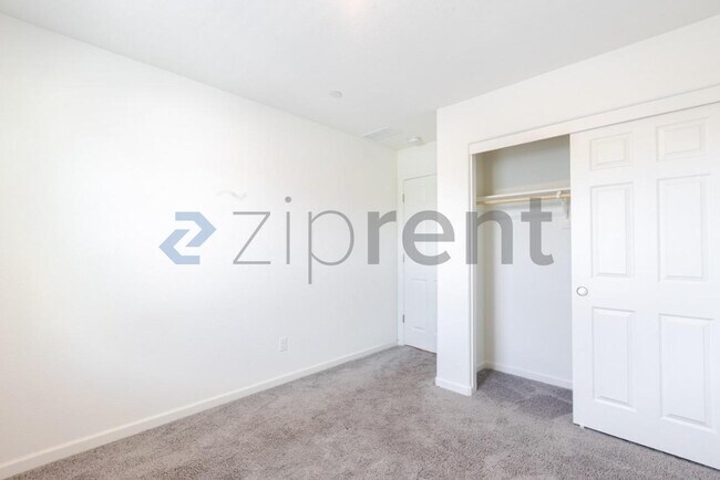 Building Photo - Unit